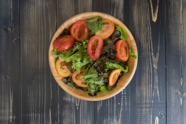 Tabakta sebze salatası ve ekmek