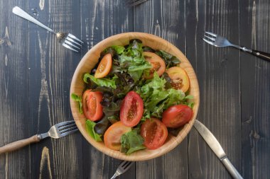 Tabakta sebze salatası ve ekmek