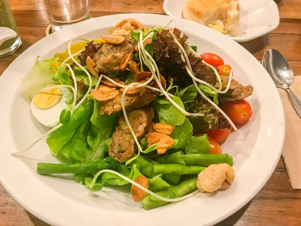Kolbász és saláta északi oldal Hagyományos élelmiszer Thaiföld — Stock Fotó