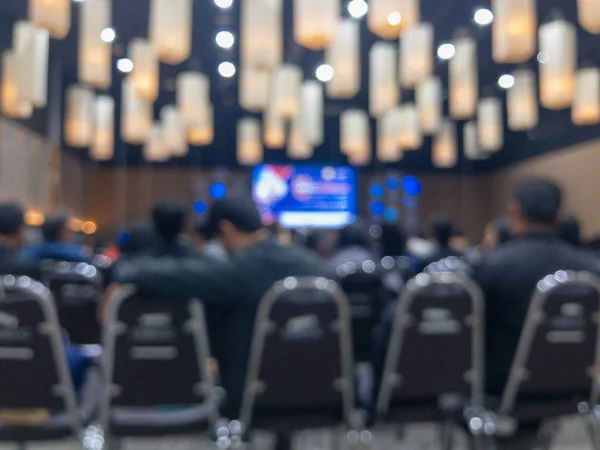 Zamglone grupy ludzi na dużej sali konferencyjnej seminarium — Zdjęcie stockowe