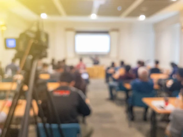 Visión borrosa de la cámara de vídeo en la sala de conferencias del seminario grande —  Fotos de Stock