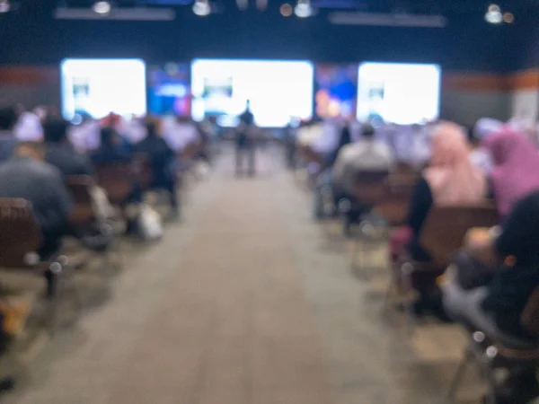 Rozmazane grono ludzi w sali konferencyjnej seminarium — Zdjęcie stockowe
