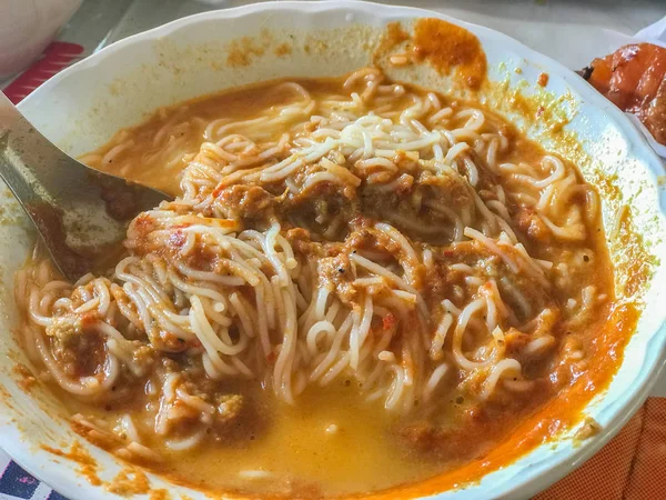 Reisvermicelli mit Fisch-Curry-Sauce, südliches thailändisches Essen — Stockfoto