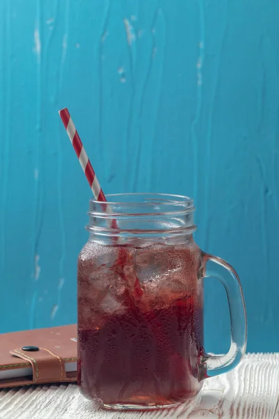 Gros plan de jus de grenade glacée en verre sur la table — Photo