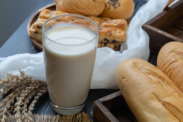 Bir bardak süt ekmeğine yaklaş. — Stok fotoğraf