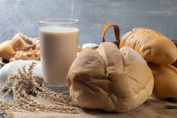 Yumuşak Fransız ekmeği ve Fransız ekmeği. — Stok fotoğraf