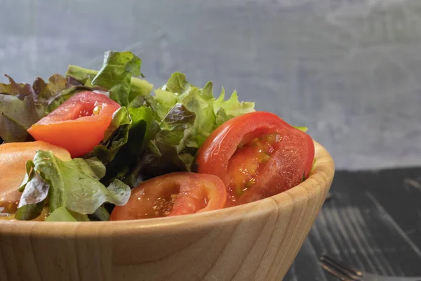 Salade de tomate et de laitue de chêne vert sur bol — Photo