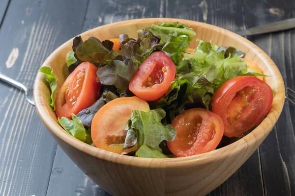 Salade de tomate et de laitue de chêne vert sur bol — Photo