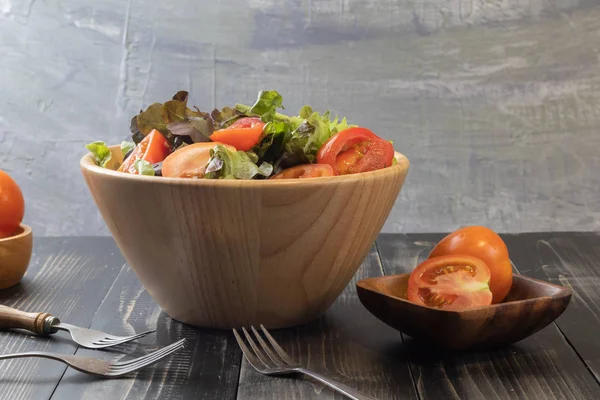Salada de tomate e alface de carvalho verde na tigela — Fotografia de Stock
