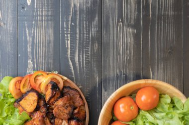 Ahşap tabakta ızgara domuz eti yakın.