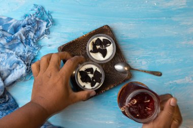 Plastik bardakta kurabiye ve kremalı kek.