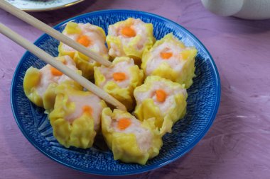 Dim sum buğulanmış karidesli böreğe yakın.