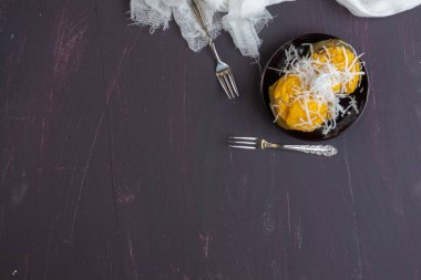 Pandanus Flavour ve Toddy Palm Cake 'li Hindistan cevizli börek.
