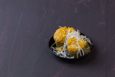 Pandanus Flavour ve Toddy Palm Cake 'li Hindistan cevizli börek.