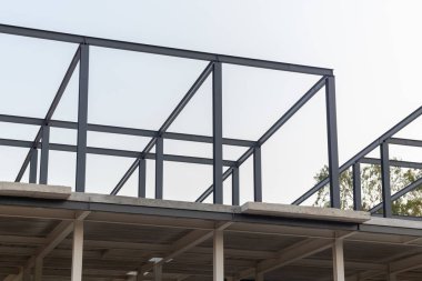 İnşaat alanındaki bitmemiş binada çelik ve beton.