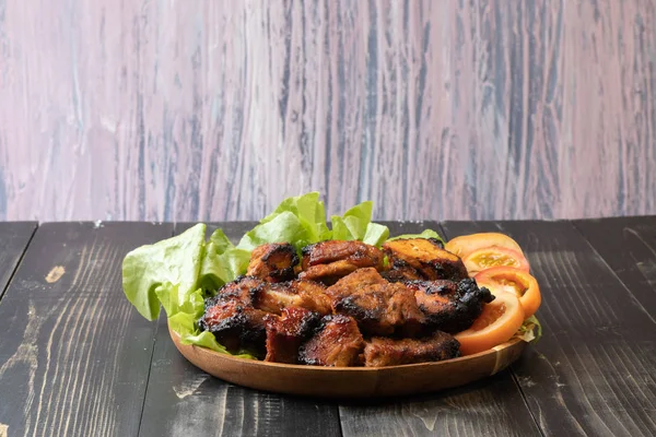 Tutup dari daging babi panggang di piring kayu — Stok Foto