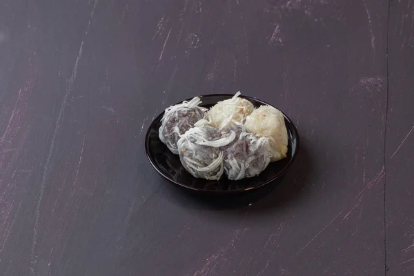 椰子饺子配潘达努斯调味和多蒂棕榈蛋糕 — 图库照片