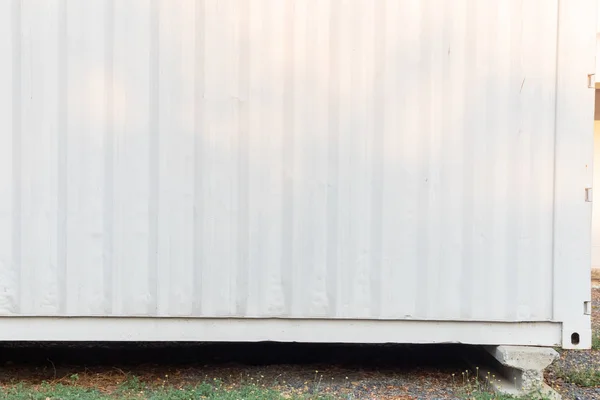Белая полосатая линия в стене контейнера — стоковое фото