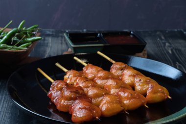 Tayland 'da ızgara tavuk şişi.