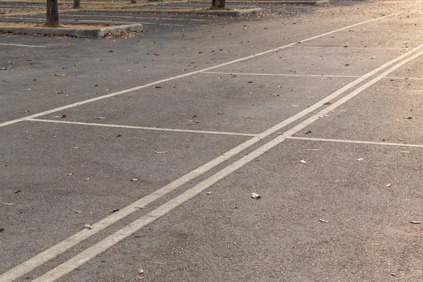 Lege buitenparkeerplaats bij het park, Thailand — Stockfoto