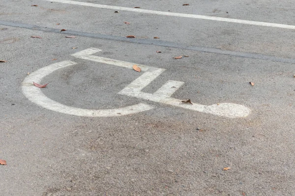Osoby niepełnosprawne podpisują na parkingu w Tajlandii — Zdjęcie stockowe