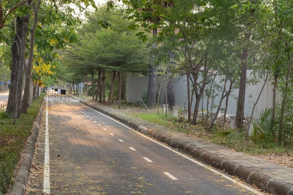 Carretera de bicicleta de hormigón vacío al aire libre en Tailandia — Foto de Stock