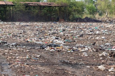 İnşaat alanındaki çöp yığını yıkımdan sonra