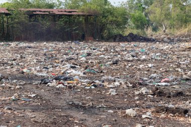 İnşaat alanındaki çöp yığını yıkımdan sonra