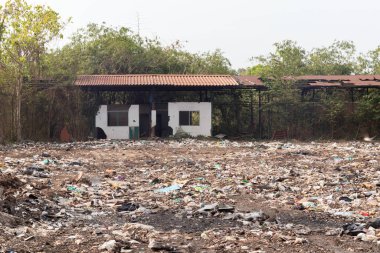 İnşaat alanındaki çöp yığını yıkımdan sonra