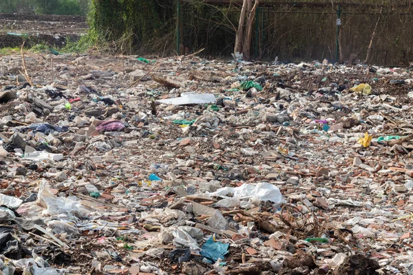 Stapel afval in de bouwplaats na het vernietigen van het gebouw — Stockfoto