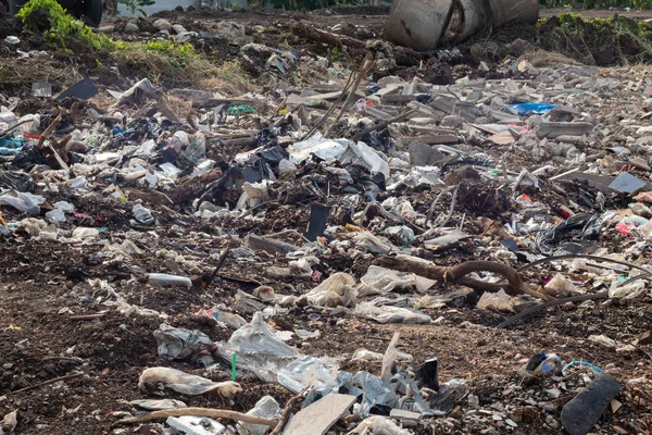 Müllhaufen auf Baustelle nach Zerstörung von Gebäude — Stockfoto