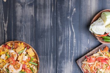 Tahta tabakta mısır ve papaya salatası Tayland usulü.