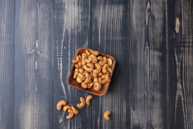 Kaju fıstığını ahşap kaseye yakın tut.