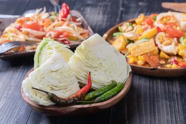 Ensalada de maíz y papaya en plato de madera estilo tailandés — Foto de Stock