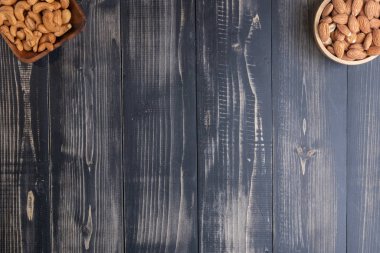 Tahta kasede badem ve kaju fıstığı