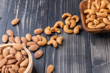 Tahta kasede badem ve kaju fıstığı