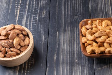 Tahta kasede badem ve kaju fıstığı