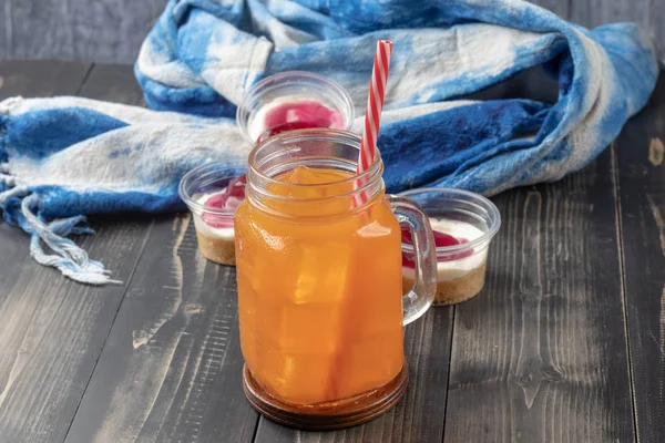 Perto de suco de laranja em vidro — Fotografia de Stock