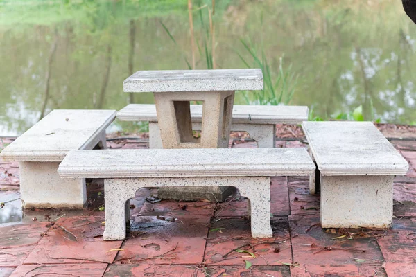 Mesa de mármol al aire libre cerca del estanque en Tailandia — Foto de Stock
