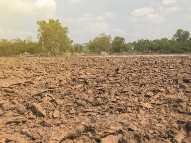 İnşaat alanında çatlak kuru toprak yığını