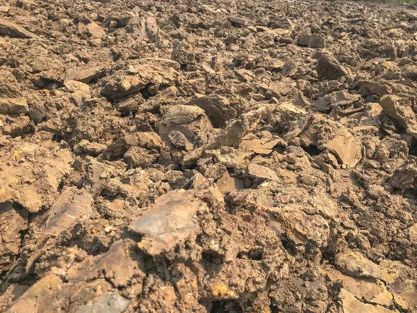 Куча треснувшей сухой грязи на строительной площадке — стоковое фото