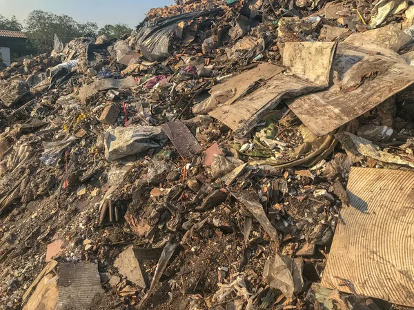 Pila de basura sucia vieja en el sitio de construcción — Foto de Stock