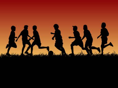 Gece geçmişiyle futbol oynayan siluet çocuk takımı.