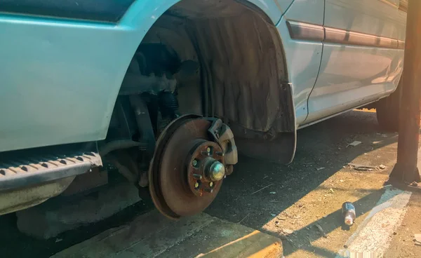 Närbild av rostig trasig bil med saknade hjul — Stockfoto