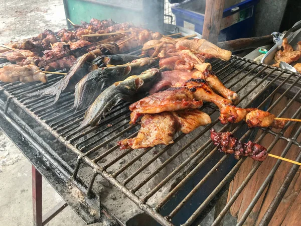 Primer plano de pollo a la parrilla y pescado de gato, comida estilo tailandés —  Fotos de Stock