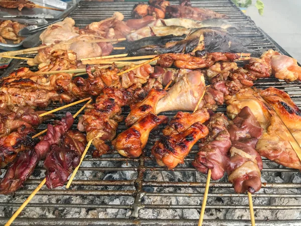 Närbild av grillad kyckling och kattfisk, Thai Style food — Stockfoto