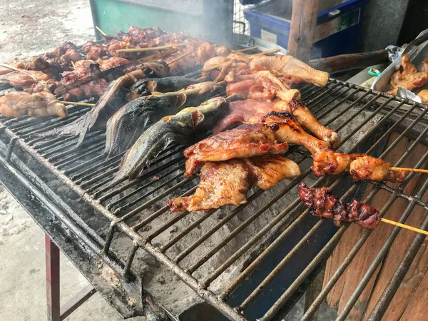 Close-up de frango grelhado e peixe gato, comida estilo tailandês — Fotografia de Stock