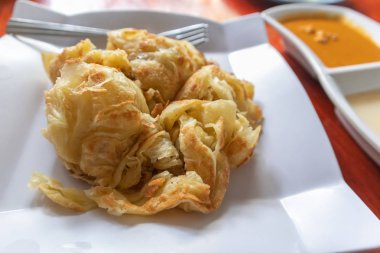 Tayland 'ın güneyindeki Satun eyaletinde Curry ile Roti' ye yakın.