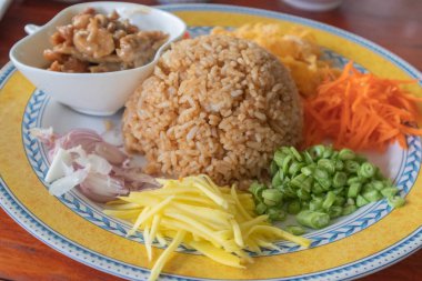 Tayland usulü Karides Ezmesi Tarifi ile Karışık Pirinç