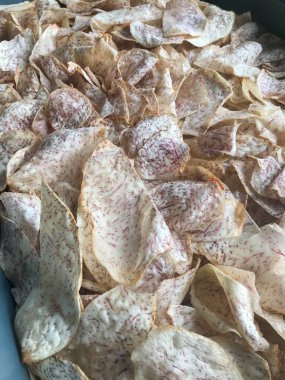 Yerel Dükkan, Phatthalung, Tayland 'da Kızarmış Taro yığınını kapatın.